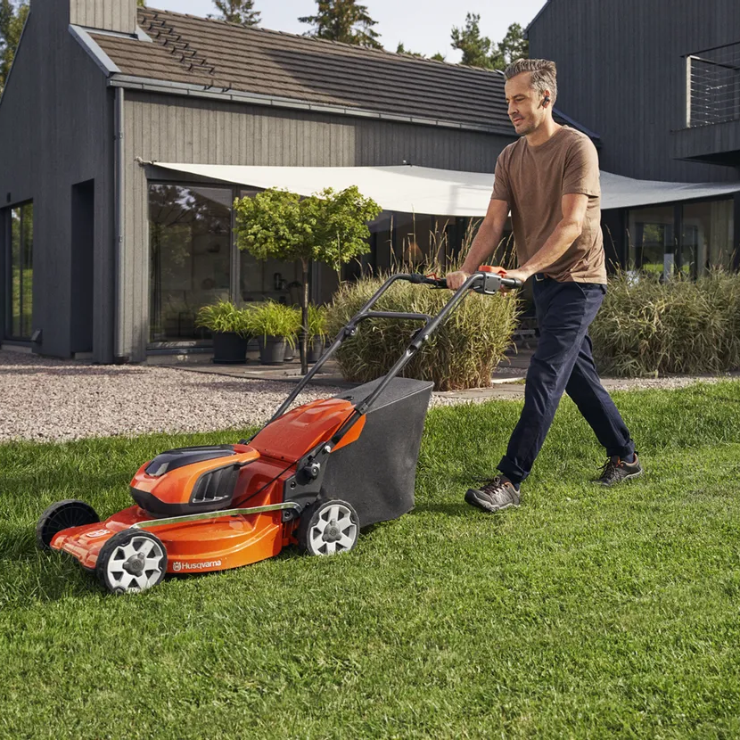 Husqvarna LC 142iS Cordless Lawn Mower with battery and charger - Image 5